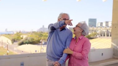 Yaşlı bir çiftin bir şehri keşfederken eğlendiği yavaş çekim videosu.