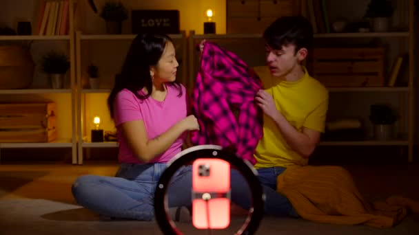 Dva Teenageři Vytvářejí Obsah Pro Sociální Média Influencers Ukazující Oblečení — Stock video