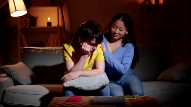 Азиатская Молодая Женщина Утешает Грустного Задумчивого Парня Дома Концепция Поддержки — стоковое видео