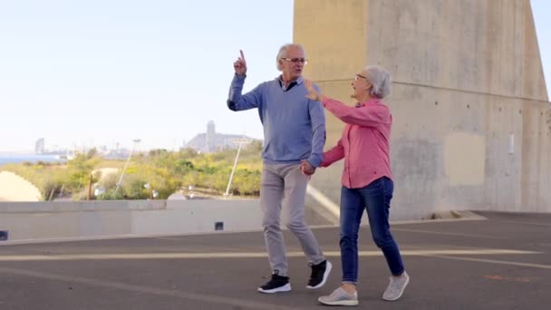 Zeitlupenvideo Eines Älteren Ehepaares Beim Besuch Eines Modernen Stadtraums Der — Stockvideo