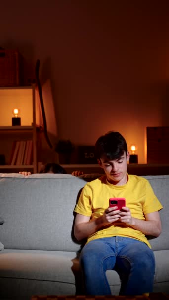 Tonårstjej Spionerar Pojkvänner Telefon Integritet Sociala Medier — Stockvideo