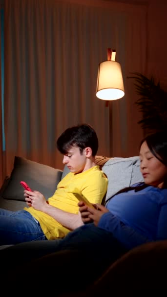 Casal Adolescente Entediado Usando Telefone Sofá Conceito Vício Mídias Sociais — Vídeo de Stock