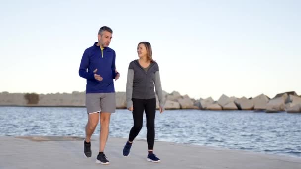Vidéo Couple Actif Senior Sportif Parlant Marchant Long Promenade — Video