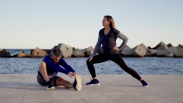 Video Sportig Mogen Par Uppvärmning Och Stretching Innan Springer Bredvid — Stockvideo