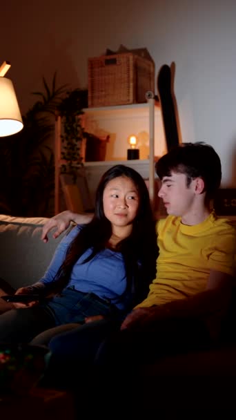 Genç Çift Televizyon Kanalını Seçiyor Birlikte Konuşuyorlar — Stok video