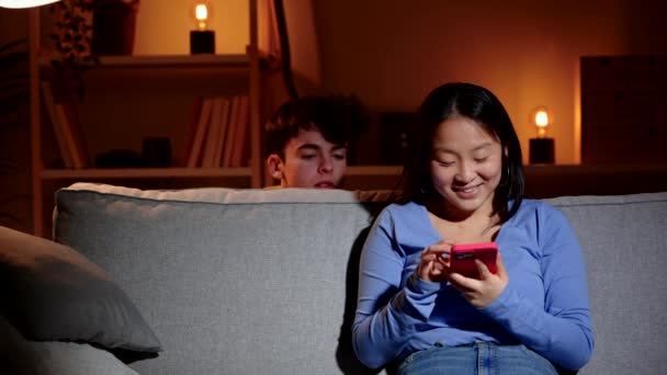 Genç Bir Çocuk Kız Arkadaşının Telefonunu Gözetliyor Sosyal Medya Kavramında — Stok video