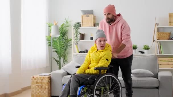 Инвалид Развлекается Сиделкой Человек Церебральным Параличом Наблюдает Новым Домом — стоковое видео