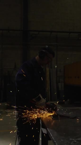 工人在黑暗中切割金属并产生火花 在工厂工作的员工的史诗电影场景 — 图库视频影像