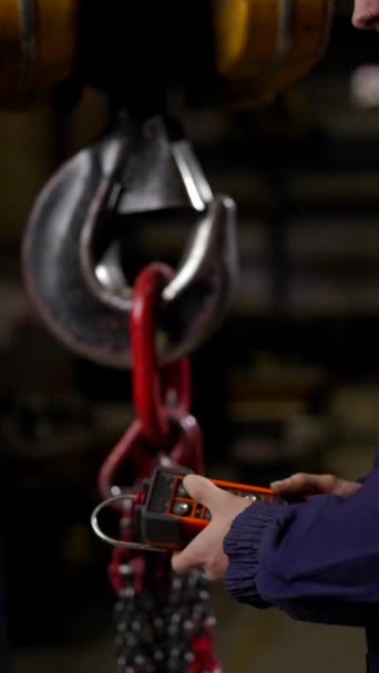 공장에 크레인에 무거운 무게를 제어를 인식할 노동자 — 비디오