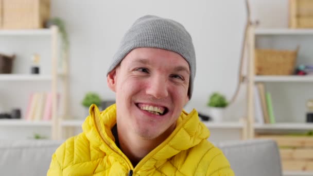 Портрет Щасливого Усміхненого Чоловіка Церебральним Паралічем Сидить Інвалідному Візку — стокове відео