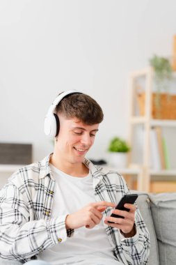 Genç adam mobil uygulamadan kopyalama alanı ile müzik seçiyor.