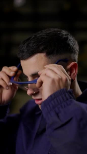 Closeup Retrato Dramático Trabalhador Vestindo Óculos Proteção Conceito Equipamento Segurança — Vídeo de Stock