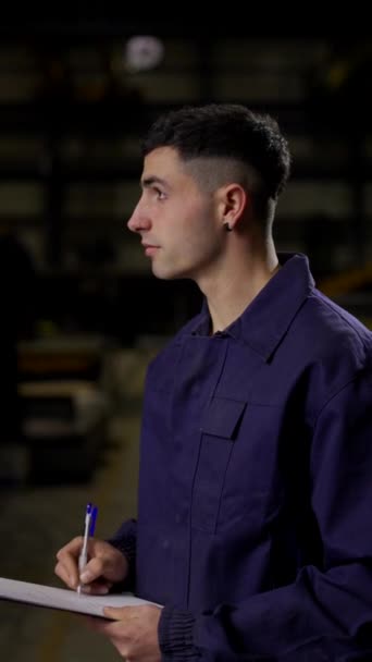 Filmszene Eines Fabrikarbeiters Der Checkliste Macht Beschäftigungs Und Arbeitskonzept Arbeitsinspektor — Stockvideo