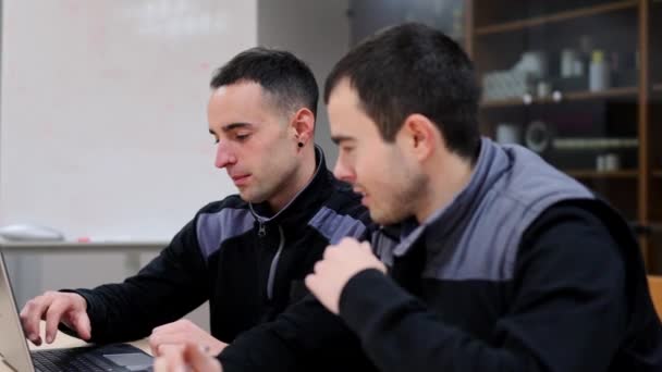 Twee Jonge Fabrieksingenieurs Die Een Laptop Gebruiken Een Vergaderruimte Teamwork — Stockvideo
