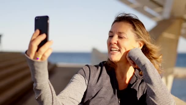 Açık Deniz Kenarındaki Cep Telefonunu Kullanan Olgun Bir Kadının Video — Stok video