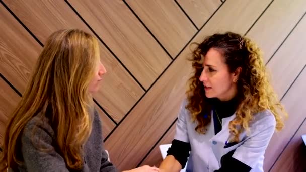 患者さんと会話する病院職員 待合室で女性と話す臨床心理学者 — ストック動画