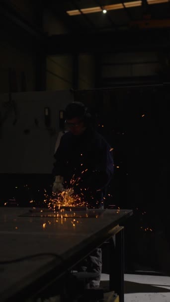 工人切割金属和抛掷火花的黑暗电影场景 就业和劳工概念 — 图库视频影像