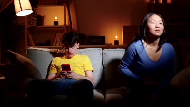 Набридла Пара Підліток Використовуючи Телефон Дивані Концепція Залежності Від Соціальних — стокове відео
