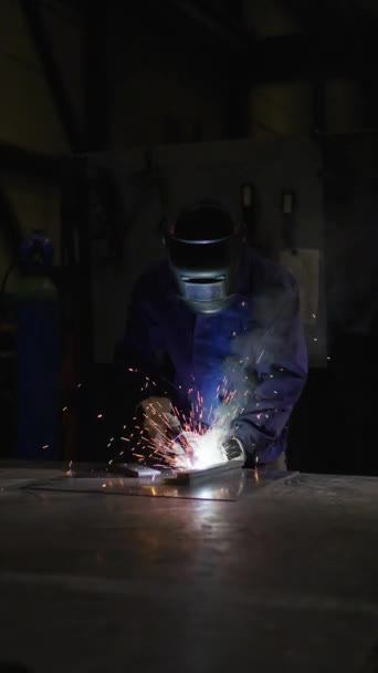 Motion Shot Worker Welding Metal Factory Concepto Empleo Industria — Vídeos de Stock