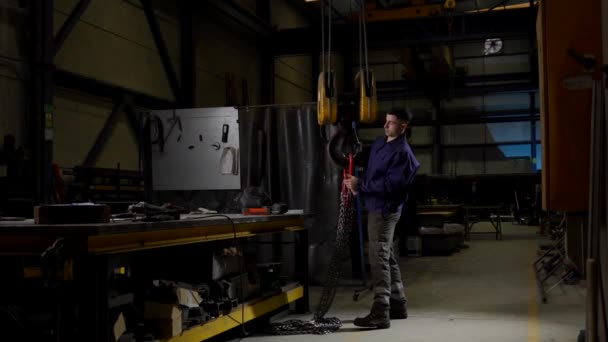 工人使用大型起重机的广阔的电影场景 在有复制空间的工厂工作的员工 — 图库视频影像