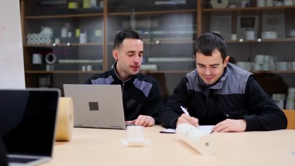 Δύο Συνάδελφοι Στο Εργοστάσιο Σχεδιάζουν Στρατηγική Νέοι Άνδρες Που Εργάζονται — Αρχείο Βίντεο