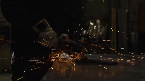 Крупный План Неузнаваемого Человека Использующего Эмери Резки Металла Тёмная Сцена — стоковое видео