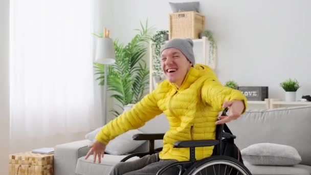 Happy Orang Cacat Merayakan Keberhasilan Anak Muda Dengan Cerebral Palsy — Stok Video