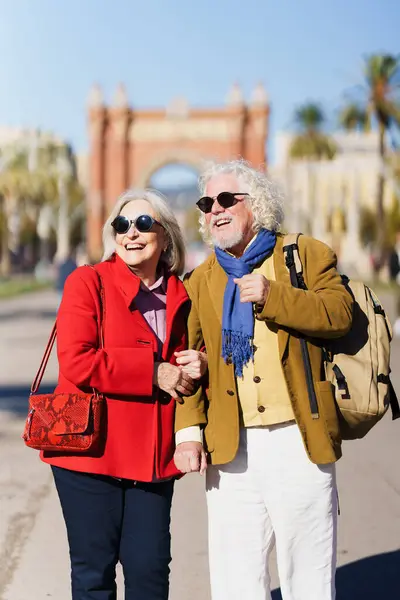 Щаслива Старша Пара Насолоджується Поїздкою Барселони Зрілі Люди Подорожують — стокове фото