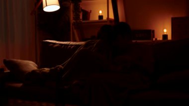 Geceleri korku filmi izleyen genç bir çift. Genç arkadaşlar kanepede otururken korkuyorlar.