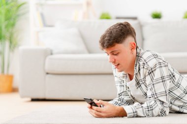 Evde cep telefonu kullanan bir öğrencinin fotokopi alanı