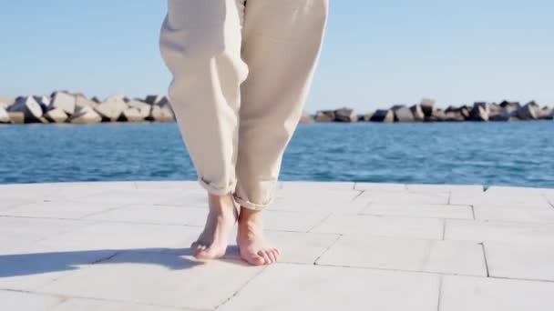 屋外を歩く裸足の人物のビデオを追跡する — ストック動画