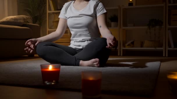 Unerkennbare Frau Meditationsposition Hause — Stockvideo