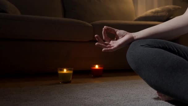 Nahaufnahme Der Hand Meditationshaltung Der Nacht Achtsamkeitskonzept Mit Kopierraum — Stockvideo