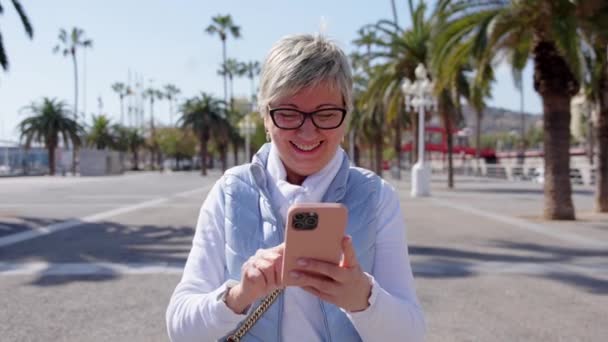 Зрелая Женщина Использует Социальные Сети Улице Sms Сообщения Пенсионера Телефону — стоковое видео