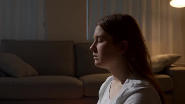 Ung Kvinna Mediterar Hemma Med Slutna Ögon — Stockvideo