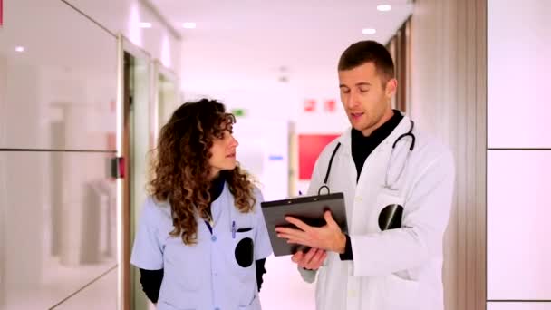 Lekarz Pielęgniarka Rozmawiają Szpitalnym Korytarzu — Wideo stockowe