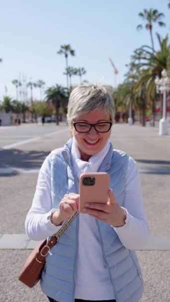 Ältere Frau Nutzt Soziale Medien Freien Rentner Sms Telefon — Stockvideo