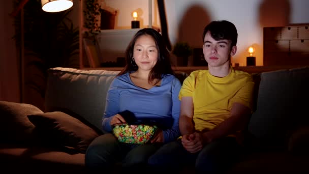 Nervöser Teenager Der Vorgibt Müde Sein Seine Freundin Umarmen Junge — Stockvideo