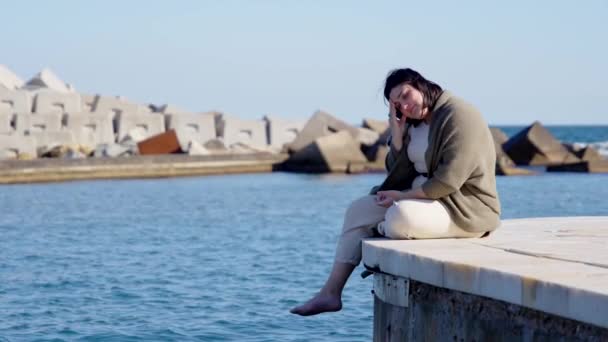 Triste Donna Curvy Che Pensa Mare Solitudine Depressione Concetto — Video Stock