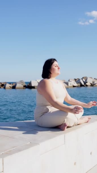 Mujer Curvilínea Meditando Playa Movimiento Épico Vídeo Persona Pose Loto — Vídeos de Stock