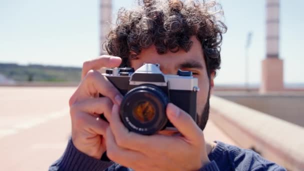 Zbliżenie Portret Młodego Mężczyzny Robiącego Zdjęcie Patrzącego Kamerę — Wideo stockowe