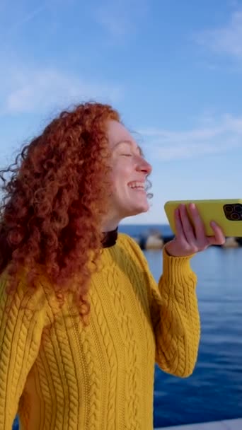 Kızıl Saçlı Genç Kadın Telefonla Sesli Mesaj Yolluyor — Stok video