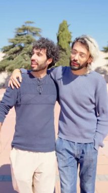 Romantik homoseksüel çift gezinti güvertesinde birlikte yürüyor. Anıt seyreden turistler