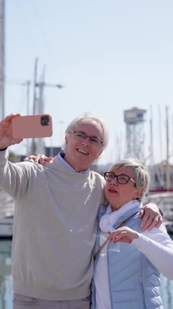 Olgun Bir Turist Çifti Rıhtımda Selfie Çekiyor Tatillerde Aktif Yaşam — Stok video