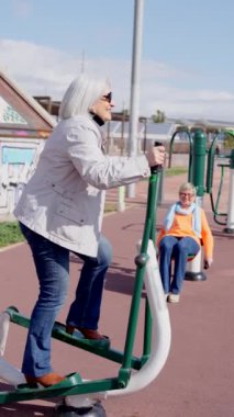 Aktif yaşam tarzı olan bir grup olgun kadın dışarıda egzersiz yapıyor..