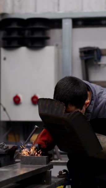 Junger Mann Arbeitet Einer Fabrik Professionelle Mitarbeiter Schweißen Teile Und — Stockvideo
