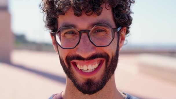 Homem Feliz Rir Olhar Para Câmara Retrato Jovem Hipster — Vídeo de Stock