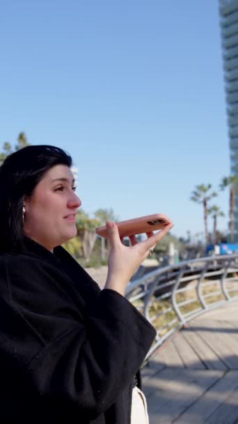 市内で電話で会話するカービー女性 — ストック動画