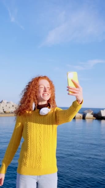 Kızıl Saçlı Genç Bir Kadın Dışarıyla Görüntülü Görüşme Yapıyor Genç — Stok video