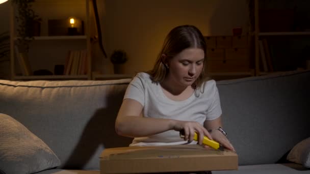 Клієнт Отримує Зламаний Або Дефектний Продукт Вдома Жінка Відкриває Пакет — стокове відео